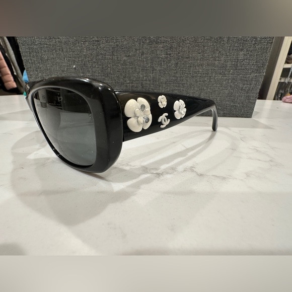 Black Chanel sunglasses main image 4
